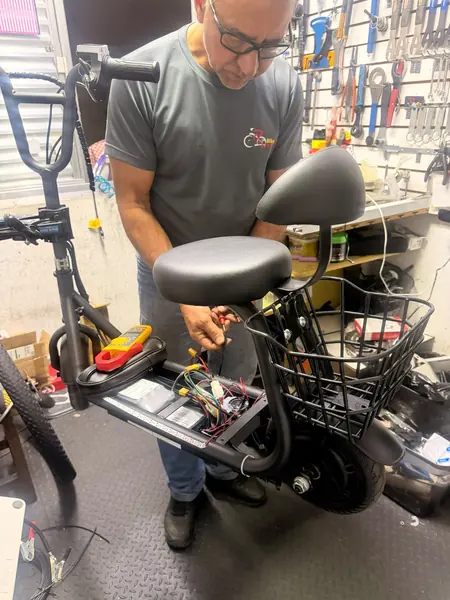 Técnico realizando diagnóstico elétrico em scooter elétrica