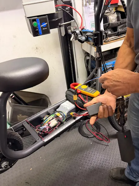Técnico testando controlador de scooter elétrica